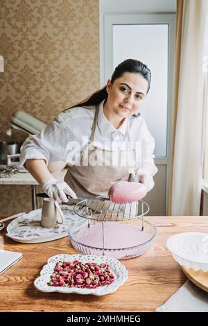 Gâteaux de spécialité pour les mariages, anniversaires et anniversaires. 3D gâteaux sur mesure, sans gluten, végétaliens et autres gâteaux. Confiseur féminin Banque D'Images
