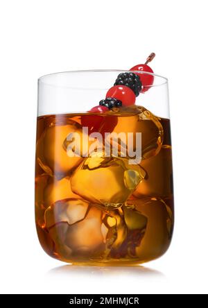 Grand verre avec glaçons de cocktail de whisky à l'ancienne, cerise et mûre sur du blanc. Banque D'Images