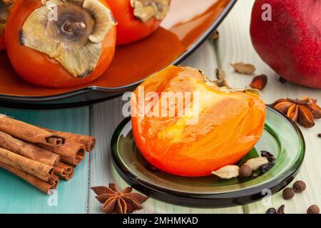 persimmon en tranches sur fond de bois Banque D'Images