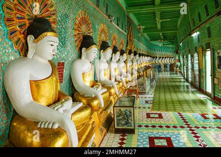 Statue de Bouddha dans la Pagode Umin Thonze à Mandalay au Myanmar Banque D'Images