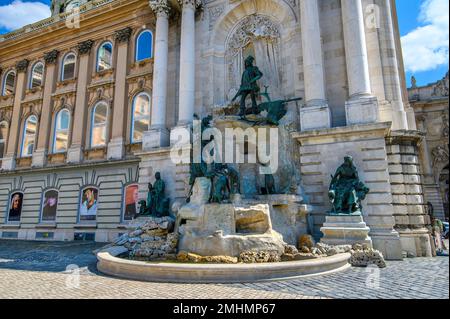 Budapest, Hongrie. Fontaine du roi Matthias dans le château de Buda Palais Royal et la Galerie nationale hongroise Banque D'Images