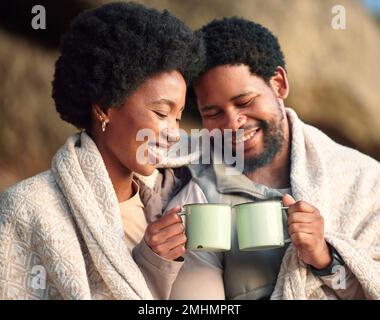 Détendez-vous, portez des toasts et campez avec un couple noir et un café pour vous réveiller, faire de la randonnée et lever du soleil. Nature, calme et aventure avec homme et femme et couverture dedans Banque D'Images