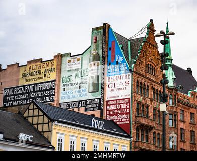 Malmo Stortorget Square publicité vintage d'environ 1900 au-dessus de Lejonet pharmacie bâtiment - Publicité classique de la plus ancienne pharmacie suédoise Banque D'Images