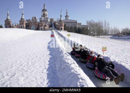 Harbin. 27th janvier 2023. Les gens s'apprécient au Volga Manor à Harbin, dans la province de Heilongjiang, dans le nord-est de la Chine, le 26 janvier. 2023. Heilongjiang a attiré des légions de touristes pendant les vacances du Festival de printemps. Credit: Wang Jianwei/Xinhua/Alay Live News Banque D'Images