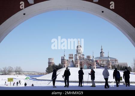 Harbin, province chinoise de Heilongjiang. 26th janvier 2023. Les touristes skient au Volga Manor à Harbin, dans la province de Heilongjiang, dans le nord-est de la Chine, le 26 janvier 2023. Heilongjiang a attiré des légions de touristes pendant les vacances du Festival de printemps. Credit: Wang Jianwei/Xinhua/Alay Live News Banque D'Images