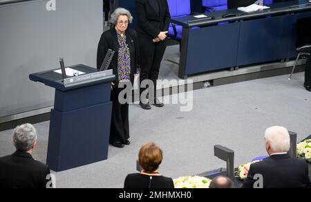 27 janvier 2023, Berlin: Rozette Kats, témoin contemporain de l'Holocauste, se tient à côté de la lecterne après son discours pendant l'heure du souvenir pour les victimes du national-socialisme au Bundestag allemand. En face d'elle se trouvent Stephan Harbarth, président de la Cour constitutionnelle fédérale, ainsi que le président fédéral Frank-Walter Steinmeier et son épouse Elke Büdenbender. Traditionnellement, autour de l'anniversaire de la libération du camp de concentration d'Auschwitz-Birkenau, les députés commémorent les millions de personnes qui ont été privées de droits, persécutées et assassinées durant la durée Banque D'Images