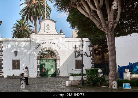 Ténérife, Espagne - 24 janvier 2023 : entrée du régiment d'artillerie ancien de la caserne de San Francisco. Banque D'Images