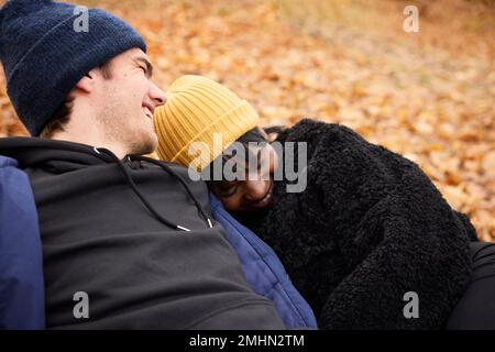 Jeune couple lying together Banque D'Images