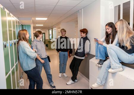 Les adolescents dans les vestiaires de l'école Banque D'Images