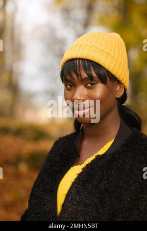 Smiling woman looking at camera Banque D'Images