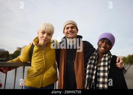 Amis souriants regardant l'appareil photo Banque D'Images