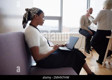 Woman using laptop Banque D'Images