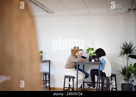 Personnes parlant à la cafétéria Banque D'Images