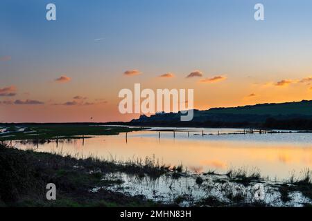 SEAFORD, ANGLETERRE - 21st JANVIER 2023 : vue sur les Coastguard Cottages au coucher du soleil en hiver, Cuckmere Haven, East Sussex Banque D'Images