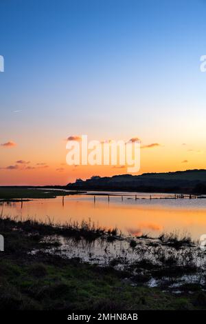 SEAFORD, ANGLETERRE - 21st JANVIER 2023 : vue sur les Coastguard Cottages au coucher du soleil en hiver, Cuckmere Haven, East Sussex Banque D'Images