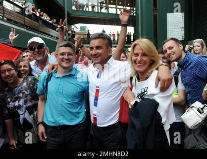 Photo du dossier datée du 03-07-2011 de Srdan Djokovic (au centre), qui a affirmé qu'il avait été involontairement pris dans une manifestation pro-russe à l'Open d'Australie mais a décidé de ne pas assister à la demi-finale de son fils Novak Djokovic contre Tommy Paul. Date de publication : vendredi 27 janvier 2023. Banque D'Images