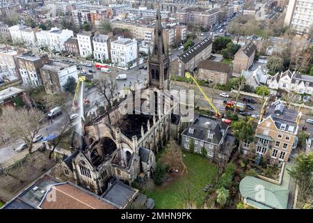 Londres, Royaume-Uni. Janvier 27th 2023. Vue aérienne de l'église brûlée pendant que les pompiers sont vus sur la scène d'un incendie à l'église St Marc dans le bois de St John's au nord de Londres, qui a été détruit par l'incendie qui a commencé dans les premières heures du matin. Crédit photo: Marcin Nowak/Alamy Live News Banque D'Images