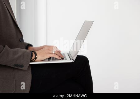 Businessman typing on laptop in office Banque D'Images