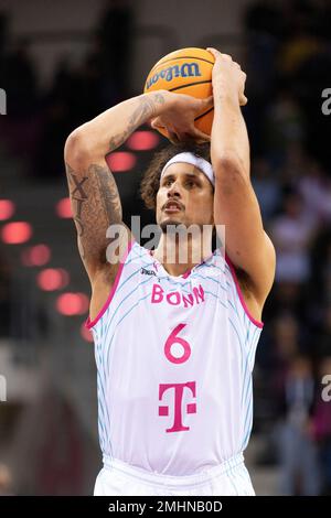 Bonn, Allemagne. 25th janvier 2023. Michael KESsens (BON, mi.) sur le ballon, action, lancer, lancer de pénalité. Score final 74:68, paniers de la Ligue des Champions de basket-ball/Telekom Bonn-Bahcesehir Koleji Istanbul/BONN vs BKSK/Round of 16 - Groupe J/1st, dans le TELEKOMDOME, on 25 janvier 2023 Credit: dpa/Alay Live News Banque D'Images