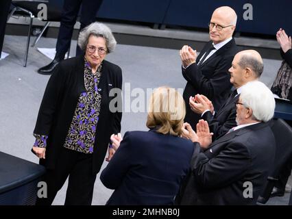 27 janvier 2023, Berlin: Rozette Kats, témoin contemporain de l'Holocauste, passe devant Peter Tschentscher (h-v, SPD), premier maire de Hambourg et président par intérim du Bundesrat, chancelier OLAF Scholz (SPD), Klaus Schirdewahn, représentant de la communauté des reines, Et le Président du Bundestag Bärbel Bas (SPD) après son discours à l'heure du souvenir pour les victimes du national-socialisme au Bundestag allemand. Traditionnellement, à l'occasion de l'anniversaire de la libération du camp de concentration d'Auschwitz-Birkenau, les députés commémorent les millions de personnes qui étaient francs disenfus Banque D'Images