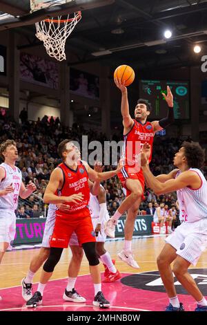 Bonn, Allemagne. 25th janvier 2023. Yigit ARSLAN (IST, au milieu) sur la balle, en action, en lançant, avec Finn DELANY (BON, à gauche), Hadi OEZDEMIR (?ZDEMIR) (IST, au milieu à gauche) et Tyson WARD (BON, à droite .). Score final 74:68, paniers de la Ligue des Champions de basket-ball/Telekom Bonn-Bahcesehir Koleji Istanbul/BONN vs BKSK/Round of 16 - Groupe J/1st, dans le TELEKOMDOME, on 25 janvier 2023 ? Credit: dpa/Alay Live News Banque D'Images