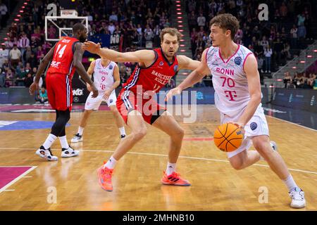 Bonn, Allemagne. 25th janvier 2023. Finn DELANY (BON, retour) Sur le ballon, l'action, en duels contre Jaka BLAZIC (IST, gauche). Score final 74:68, paniers de la Ligue des Champions de basket-ball/Telekom Bonn-Bahcesehir Koleji Istanbul/BONN vs BKSK/Round of 16 - Groupe J/1st, dans le TELEKOMDOME, on 25 janvier 2023 Credit: dpa/Alay Live News Banque D'Images