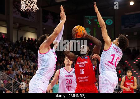 Bonn, Allemagne. 25th janvier 2023. La défense est en action contre Jerry BOUTSIELE (IST, mi.) Sur le ballon, de gauche à droite: Leon KRATZER (BON), Finn DELANY (BON) et Collin MALCOLM (BON). Score final 74:68, paniers de la Ligue des Champions de basket-ball/Telekom Bonn-Bahcesehir Koleji Istanbul/BONN vs BKSK/Round of 16 - Groupe J/1st, dans le TELEKOMDOME, on 25 janvier 2023 ? Credit: dpa/Alay Live News Banque D'Images