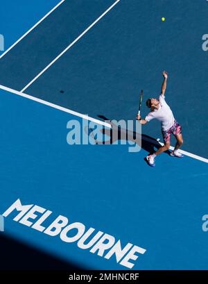 Melbourne, Australie. 27th janvier 2023. Stefanos Tsitsipas de Grèce sert pendant le match semi-fin des hommes contre Karen Khachanov de Russie à l'Open d'Australie à Melbourne Park, à Melbourne, en Australie, le 27 janvier 2023. Credit: Hu Jingchen/Xinhua/Alay Live News Banque D'Images