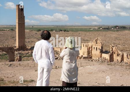 Couple touristique visitant l'ancienne ville de Harran, 12. century, la première université au monde Banque D'Images