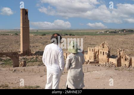 Couple touristique visitant l'ancienne ville de Harran, 12. century, la première université au monde Banque D'Images