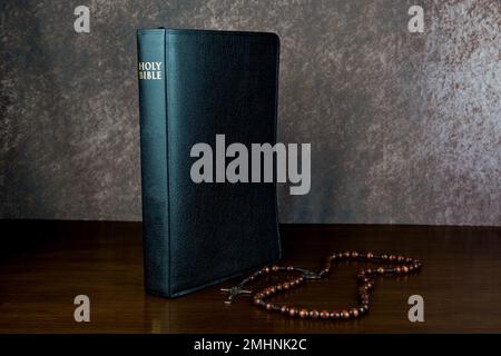 bible chrétienne avec rosaire sur une surface en bois poli Banque D'Images