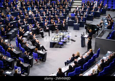 27 janvier 2023, Berlin: Le Président du Bundestag Bärbel Bas (SPD) parle à l'heure du souvenir pour les victimes du socialisme national au Bundestag allemand. Peter Tschentscher (v-h, SPD), premier maire de Hambourg et président par intérim du Bundesrat, chancelier fédéral OLAF Scholz (SPD), Klaus Schirdewahn, représentant de la communauté des reines, Rozette Kats, témoin contemporain de l'Holocauste, président fédéral Frank-Walter Steinmeier et son épouse Elke Büdenbender et Stephan Harbarth, Président de la Cour constitutionnelle fédérale, assis au premier rang. Traditionnellement, autour de l'anniversaire Banque D'Images