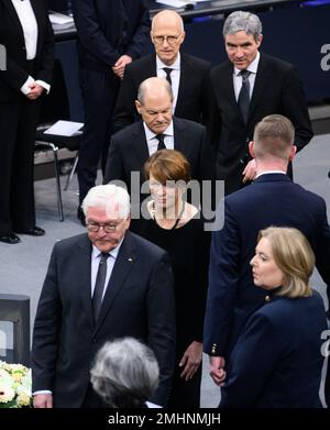 27 janvier 2023, Berlin: Représentants des organes constitutionnels, Président du Bundestag Bärbel Bas (r, SPD), Président fédéral Frank-Walter Steinmeier (v-h) et son épouse Elke Büdenbender, Chancelier fédéral OLAF Scholz (SPD), Peter Tschentscher (SPD), Premier Maire de Hambourg et Président par intérim du Bundesrat, Et Stephan Harbarth, président de la Cour constitutionnelle fédérale, arrive à l'heure du souvenir pour les victimes du socialisme national au Bundestag allemand. Traditionnellement, autour de l'anniversaire de la libération du camp de concentration d'Auschwitz-Birkenau, les membres de Banque D'Images