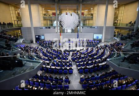 27 janvier 2023, Berlin: Le Président du Bundestag Bärbel Bas (SPD) parle à l'heure du souvenir pour les victimes du socialisme national au Bundestag allemand. Peter Tschentscher (r-l, SPD), premier maire de Hambourg et président par intérim du Bundesrat, chancelier OLAF Scholz (SPD), Klaus Schirdewahn, représentant de la communauté des reines, Rozette Kats, témoin contemporain de l'Holocauste, président fédéral Frank-Walter Steinmeier et son épouse Elke Büdenbender et Stephan Harbarth, président de la Cour constitutionnelle fédérale asseyez-vous dans la rangée avant. Traditionnellement, autour de l'anniversaire de la Banque D'Images