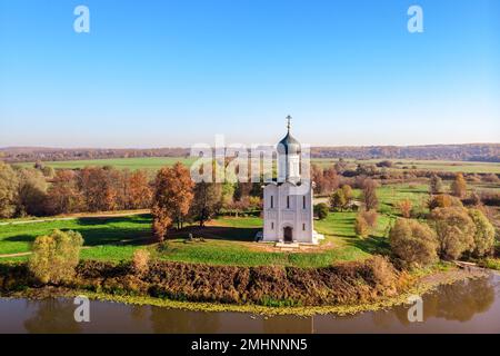Église de l'intercession sur le Nerl. Vladimir, Russie. Vue aérienne. Banque D'Images