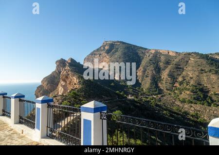 Vue sur le phare d'Albir jusqu'au sommet le plus élevé du parc naturel de la Sierra Helada, Costa Blanca, Espagne. Banque D'Images