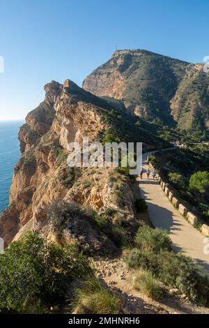 Vue sur le phare d'Albir jusqu'au sommet le plus élevé du parc naturel de la Sierra Helada, Costa Blanca, Espagne. Banque D'Images