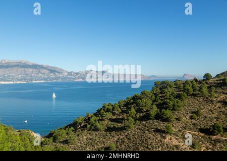 Vue sur le parc naturel de Serra Gelada depuis le phare Albir. Banque D'Images