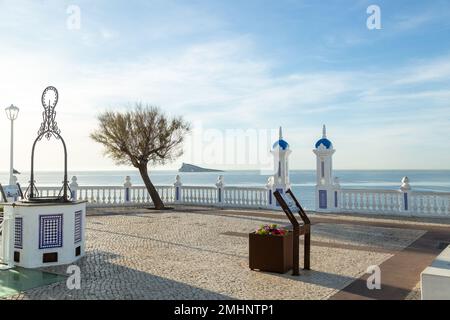 Vue sur la mer depuis le balcon del Mediterraneo Benidorm Banque D'Images