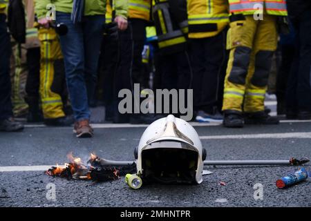 Bruxelles, Belgique. 27th janvier 2023. Un incendie émerge à côté d'un casque sur la route tandis que les pompiers protestent contre la violence qu'ils ont rencontrée pendant l'intervention et pour de meilleures conditions de travail, à Bruxelles, Belgique, 27 janvier 2023. Crédit: ALEXANDROS MICHAILIDIS/Alamy Live News Banque D'Images