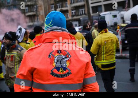 Bruxelles, Belgique. 27th janvier 2023. Les pompiers protestent contre les violences qu'ils ont rencontrées pendant l'intervention et pour de meilleures conditions de travail, à Bruxelles, Belgique, 27 janvier 2023. Crédit: ALEXANDROS MICHAILIDIS/Alamy Live News Banque D'Images