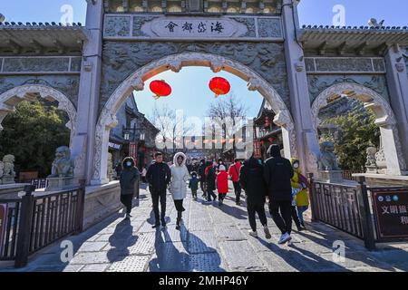 QINGZHOU, CHINE - le 27 JANVIER 2023 - les touristes visitent la ville antique de Qingzhou, province de Shandong en Chine orientale, le 27 janvier 2023. Selon les données Banque D'Images