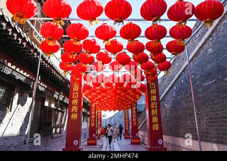 QINGZHOU, CHINE - le 27 JANVIER 2023 - les touristes visitent la ville antique de Qingzhou, province de Shandong en Chine orientale, le 27 janvier 2023. Selon les données Banque D'Images