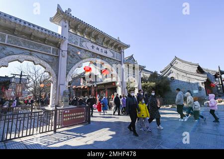 QINGZHOU, CHINE - le 27 JANVIER 2023 - les touristes visitent la ville antique de Qingzhou, province de Shandong en Chine orientale, le 27 janvier 2023. Selon les données Banque D'Images