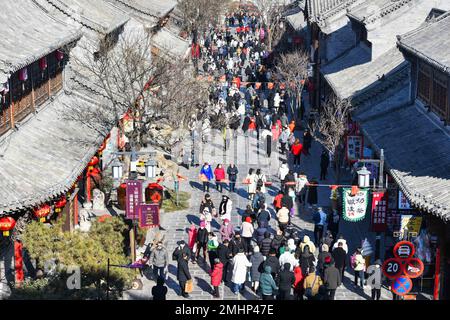 QINGZHOU, CHINE - le 27 JANVIER 2023 - les touristes visitent la ville antique de Qingzhou, province de Shandong en Chine orientale, le 27 janvier 2023. Selon les données Banque D'Images