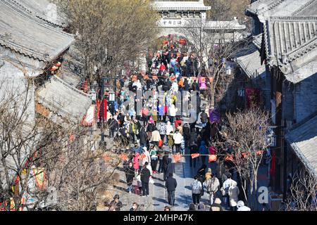 QINGZHOU, CHINE - le 27 JANVIER 2023 - les touristes visitent la ville antique de Qingzhou, province de Shandong en Chine orientale, le 27 janvier 2023. Selon les données Banque D'Images