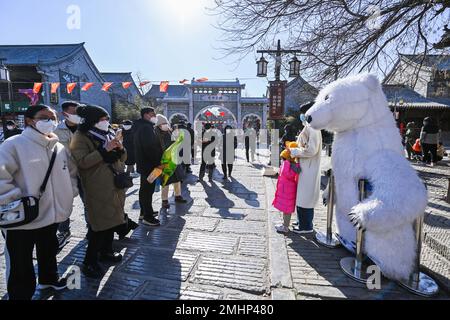 QINGZHOU, CHINE - le 27 JANVIER 2023 - les touristes visitent la ville antique de Qingzhou, province de Shandong en Chine orientale, le 27 janvier 2023. Selon les données Banque D'Images