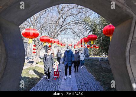 QINGZHOU, CHINE - le 27 JANVIER 2023 - les touristes visitent la ville antique de Qingzhou, province de Shandong en Chine orientale, le 27 janvier 2023. Selon les données Banque D'Images