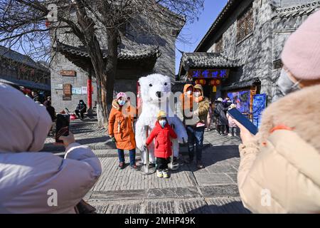 QINGZHOU, CHINE - le 27 JANVIER 2023 - les touristes visitent la ville antique de Qingzhou, province de Shandong en Chine orientale, le 27 janvier 2023. Selon les données Banque D'Images