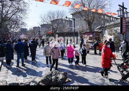 QINGZHOU, CHINE - le 27 JANVIER 2023 - les touristes visitent la ville antique de Qingzhou, province de Shandong en Chine orientale, le 27 janvier 2023. Selon les données Banque D'Images